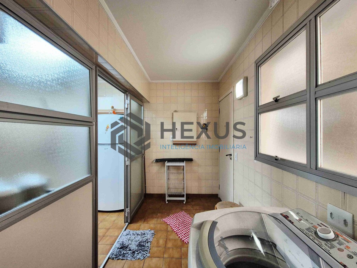 Foto 34 de Apartamento reformado com varanda e lazer na quadra mar da Praia das Pitangueiras, Guaruja