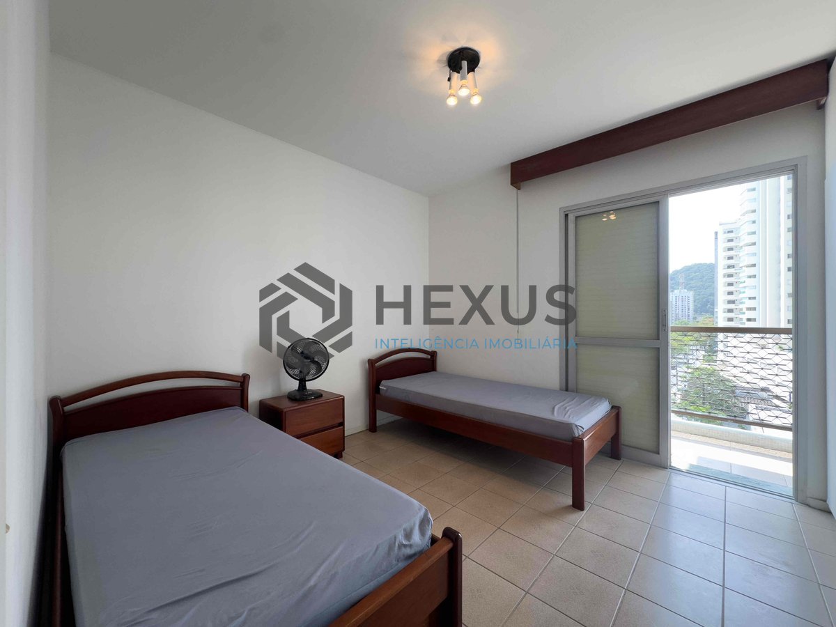 Foto 12 de Apartamento reformado com varanda, lazer e vista mar na Praia das Pitangueiras, Guaruja