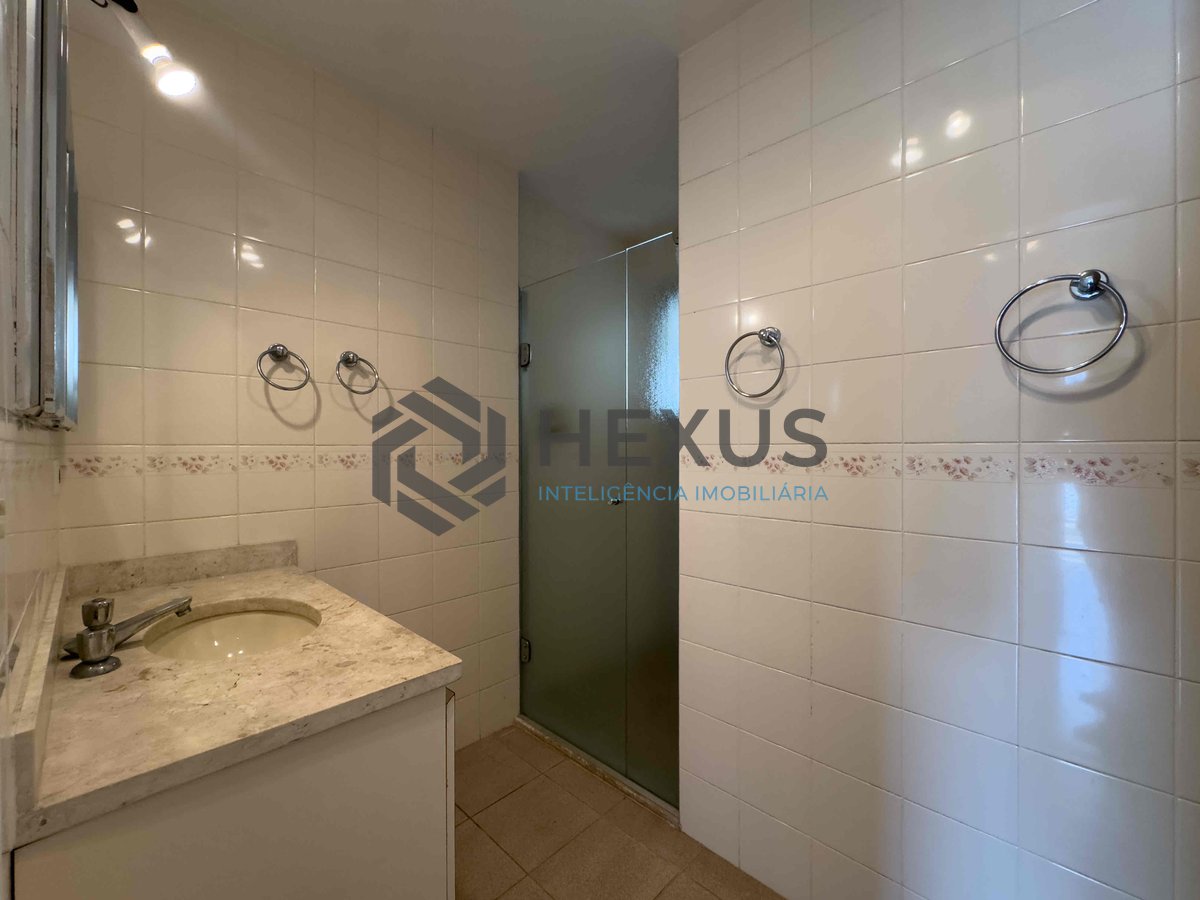 Foto 20 de Apartamento reformado com varanda, lazer e vista mar na Praia das Pitangueiras, Guaruja