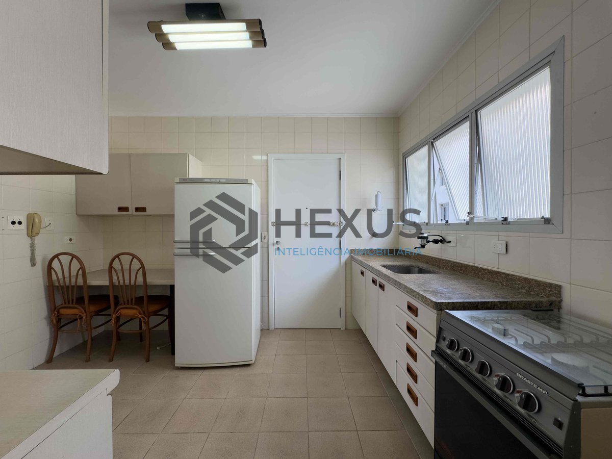 Foto 22 de Apartamento reformado com varanda, lazer e vista mar na Praia das Pitangueiras, Guaruja