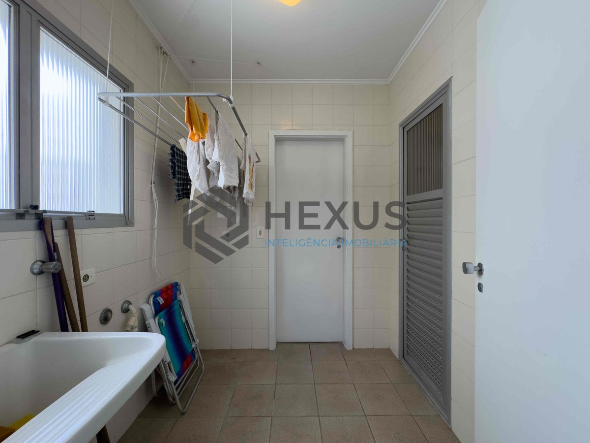 Foto 25 de Apartamento reformado com varanda, lazer e vista mar na Praia das Pitangueiras, Guaruja