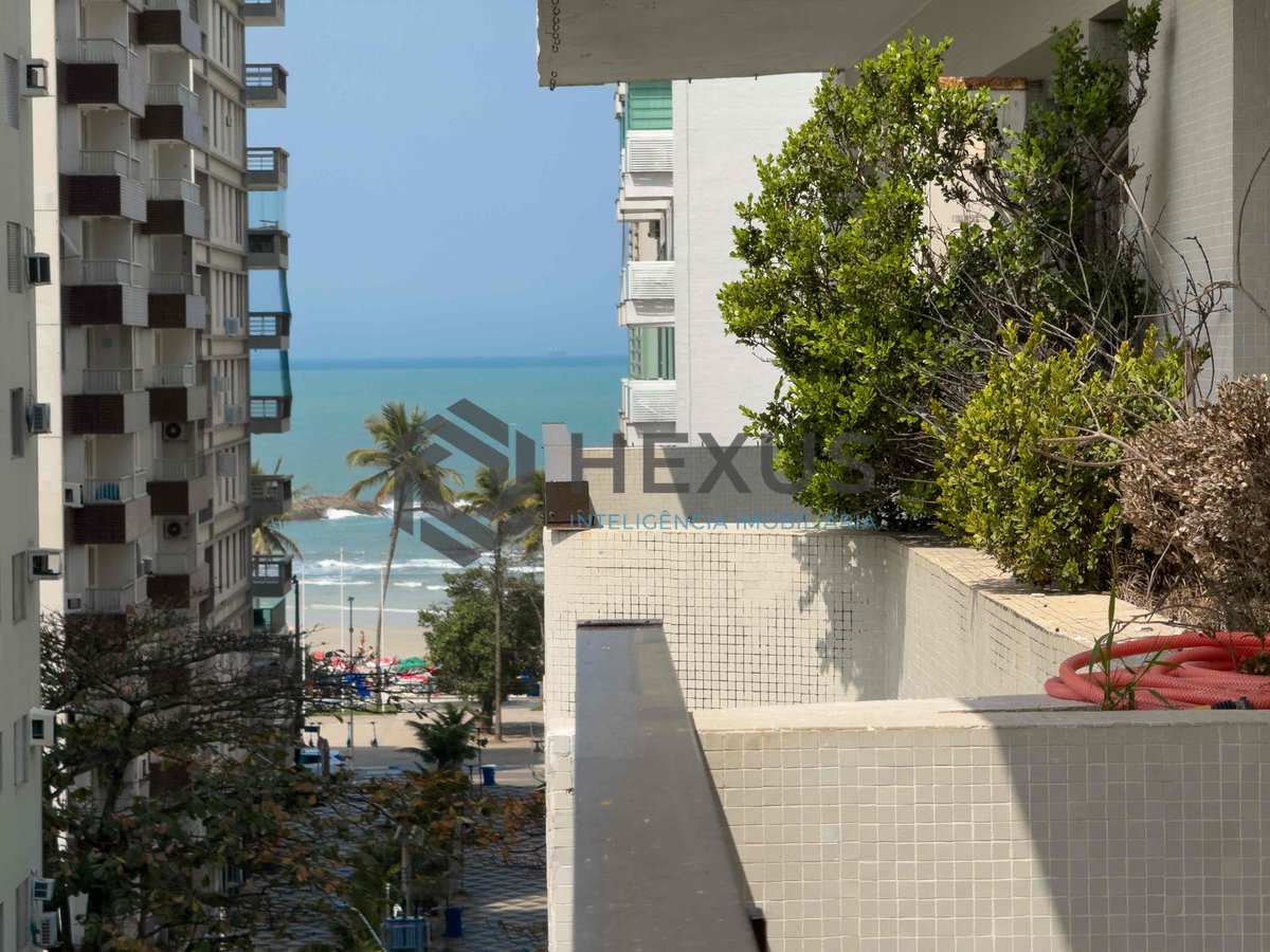 Foto 5 de Apartamento reformado com varanda, lazer e vista mar na Praia das Pitangueiras, Guaruja