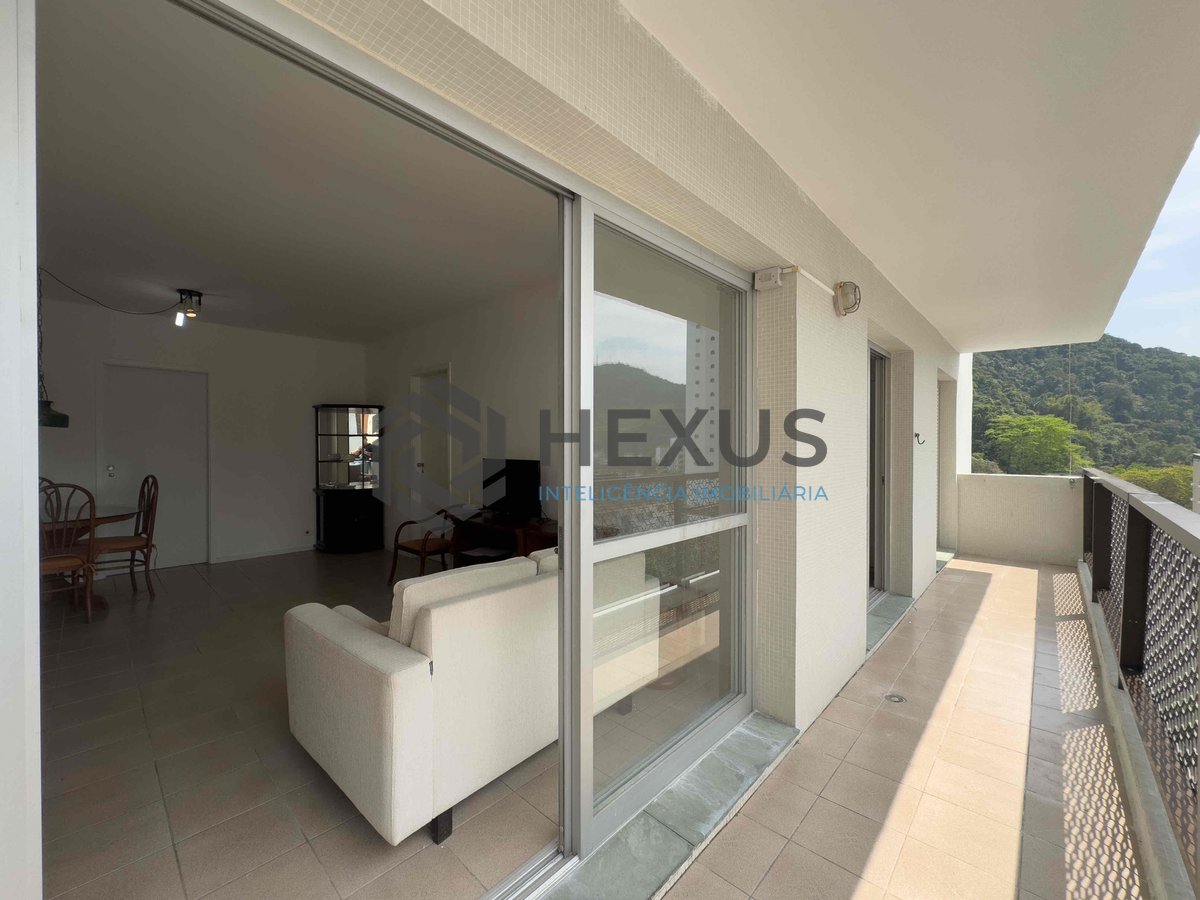 Foto 6 de Apartamento reformado com varanda, lazer e vista mar na Praia das Pitangueiras, Guaruja