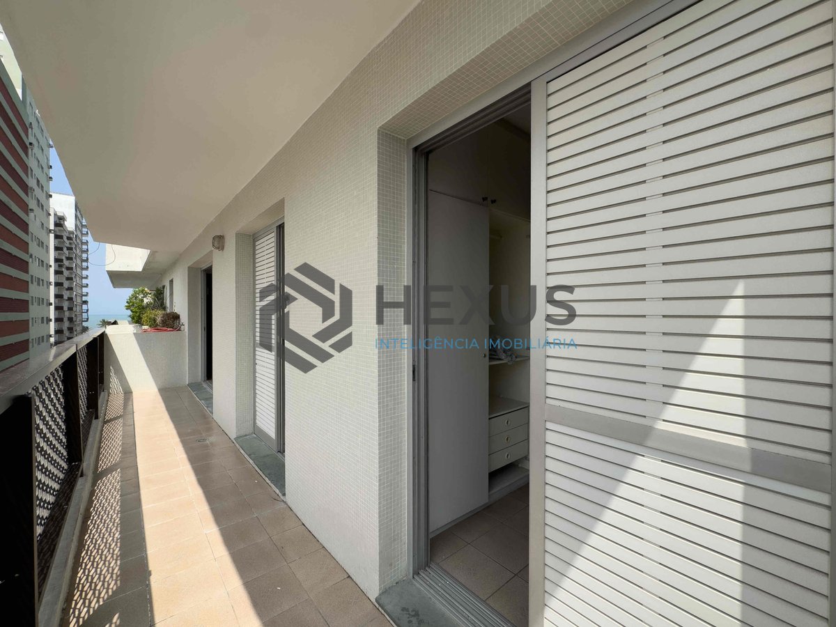 Foto 7 de Apartamento reformado com varanda, lazer e vista mar na Praia das Pitangueiras, Guaruja
