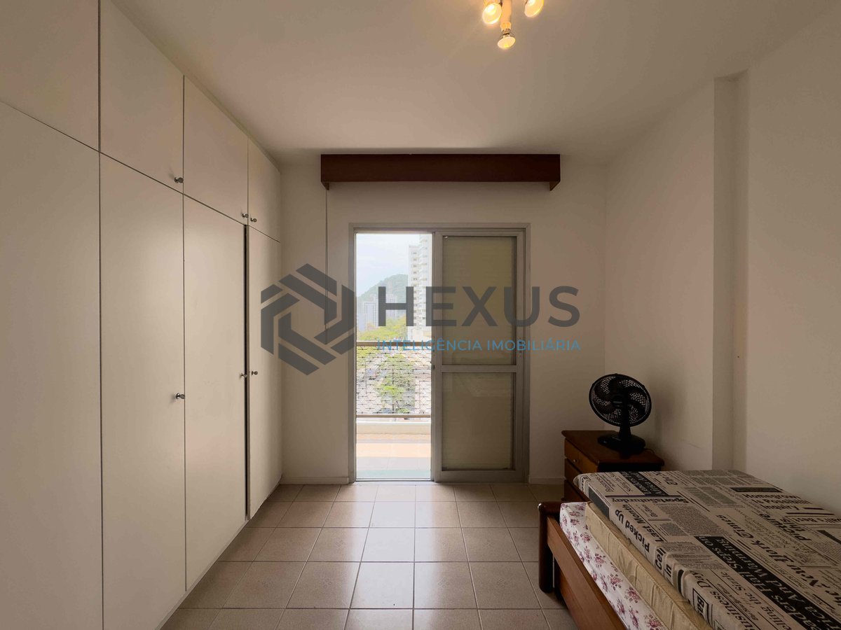 Foto 10 de Apartamento reformado com varanda, lazer e vista mar na Praia das Pitangueiras, Guaruja