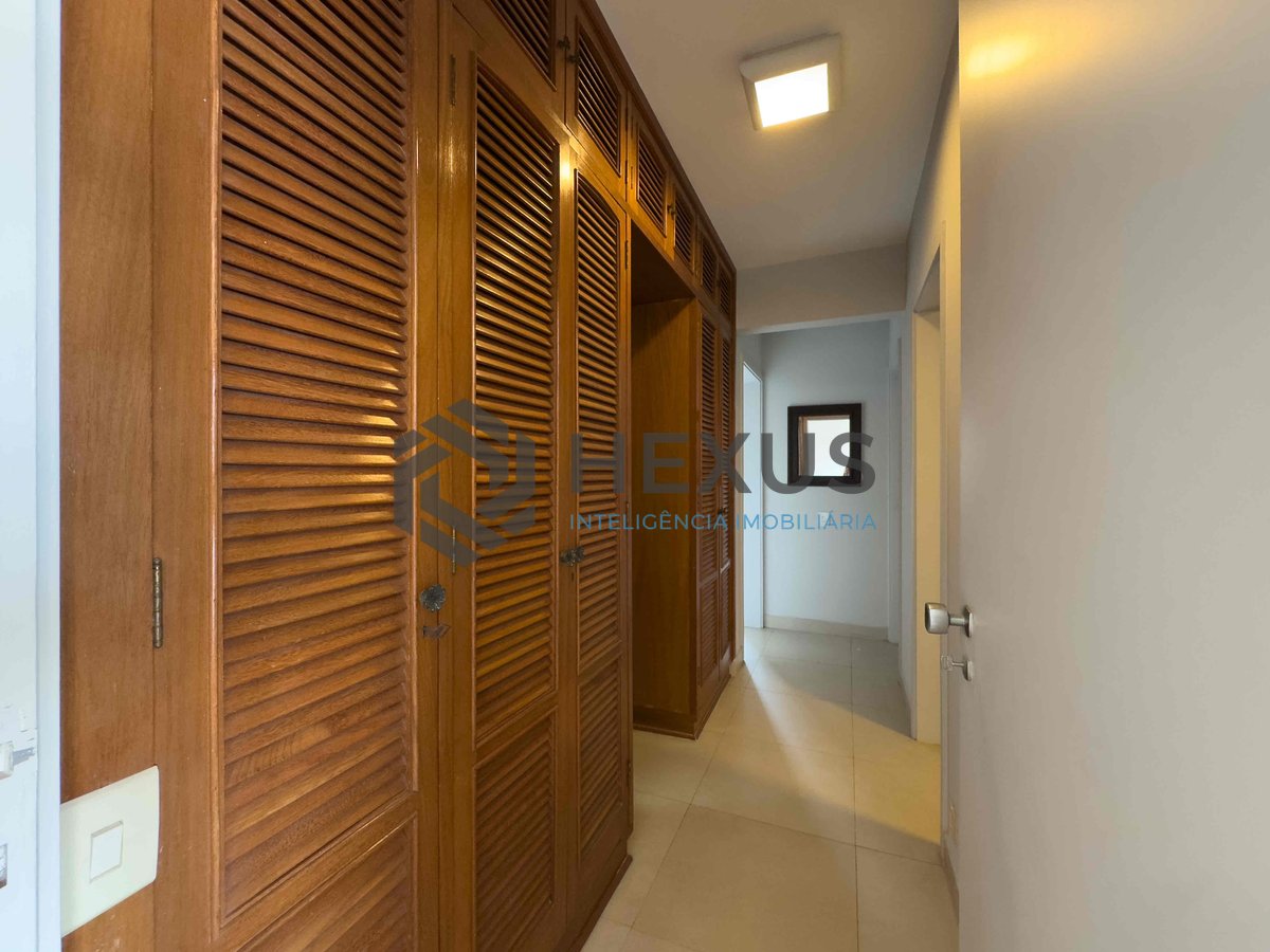Foto 11 de Apartamento reformado com varanda vista mar e lazer na Praia das Pitangueiras, Guaruja
