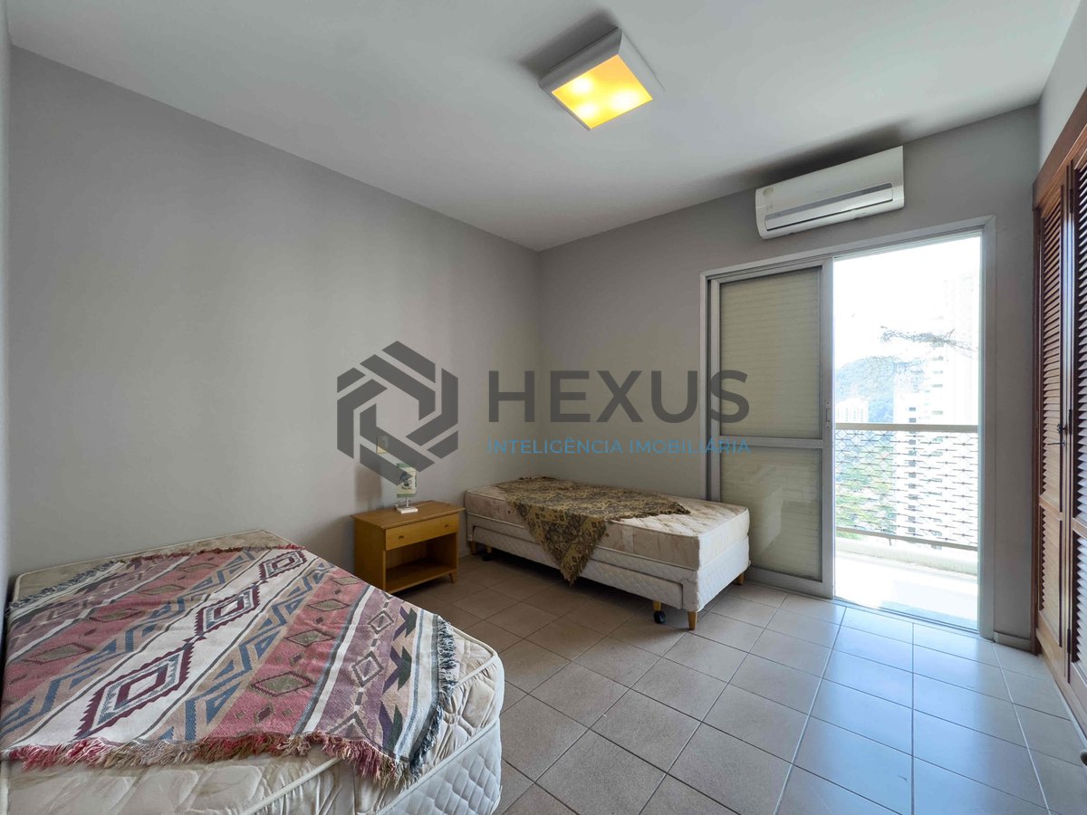 Foto 16 de Apartamento reformado com varanda vista mar e lazer na Praia das Pitangueiras, Guaruja