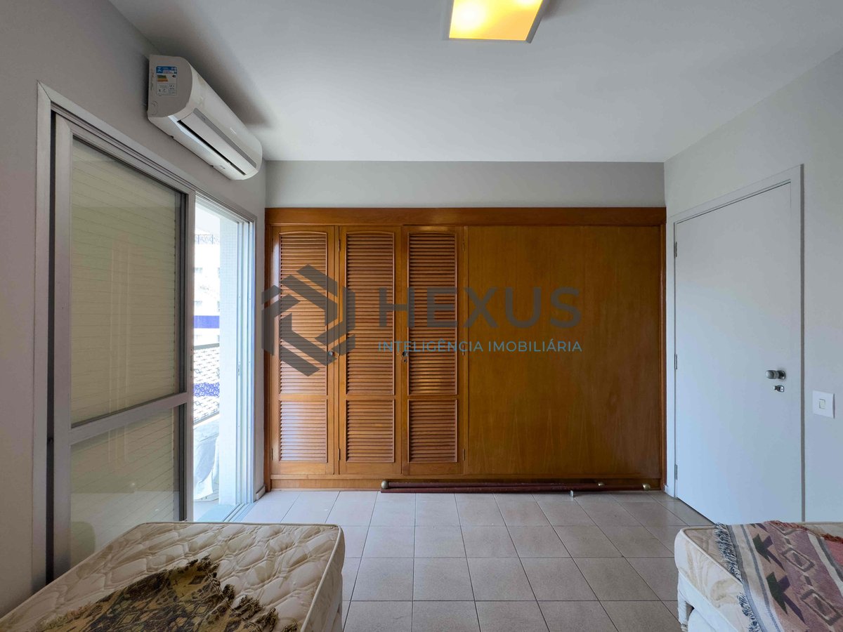 Foto 18 de Apartamento reformado com varanda vista mar e lazer na Praia das Pitangueiras, Guaruja