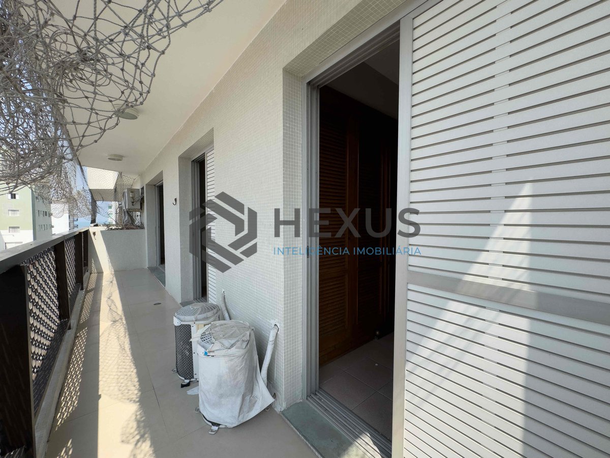Foto 19 de Apartamento reformado com varanda vista mar e lazer na Praia das Pitangueiras, Guaruja