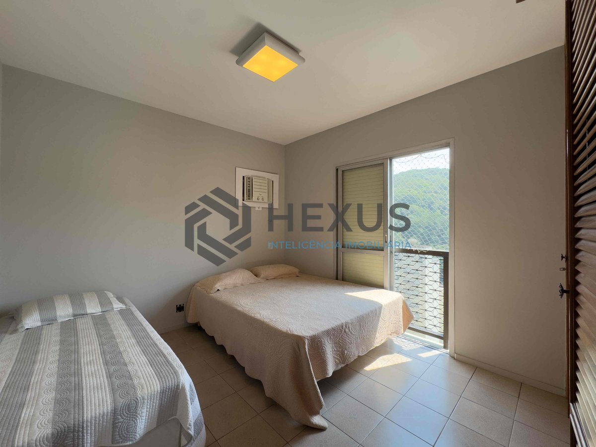 Foto 21 de Apartamento reformado com varanda vista mar e lazer na Praia das Pitangueiras, Guaruja