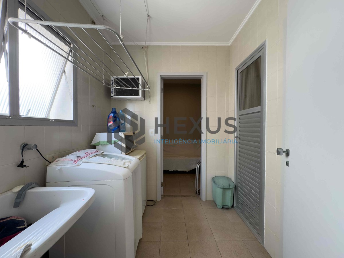 Foto 25 de Apartamento reformado com varanda vista mar e lazer na Praia das Pitangueiras, Guaruja
