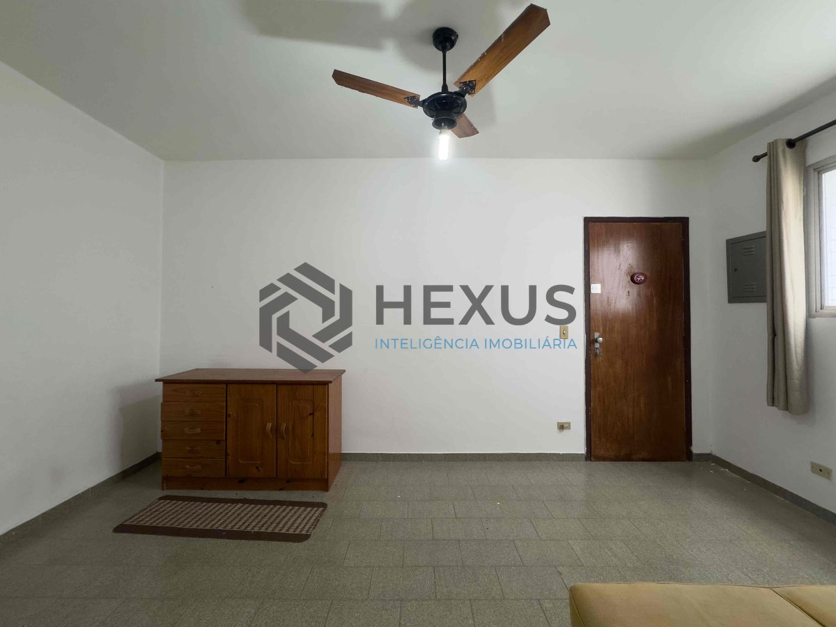 Foto 3 de Apartamento com despesas baixas a duas quadras da Praia das Pitangueiras, Guaruja