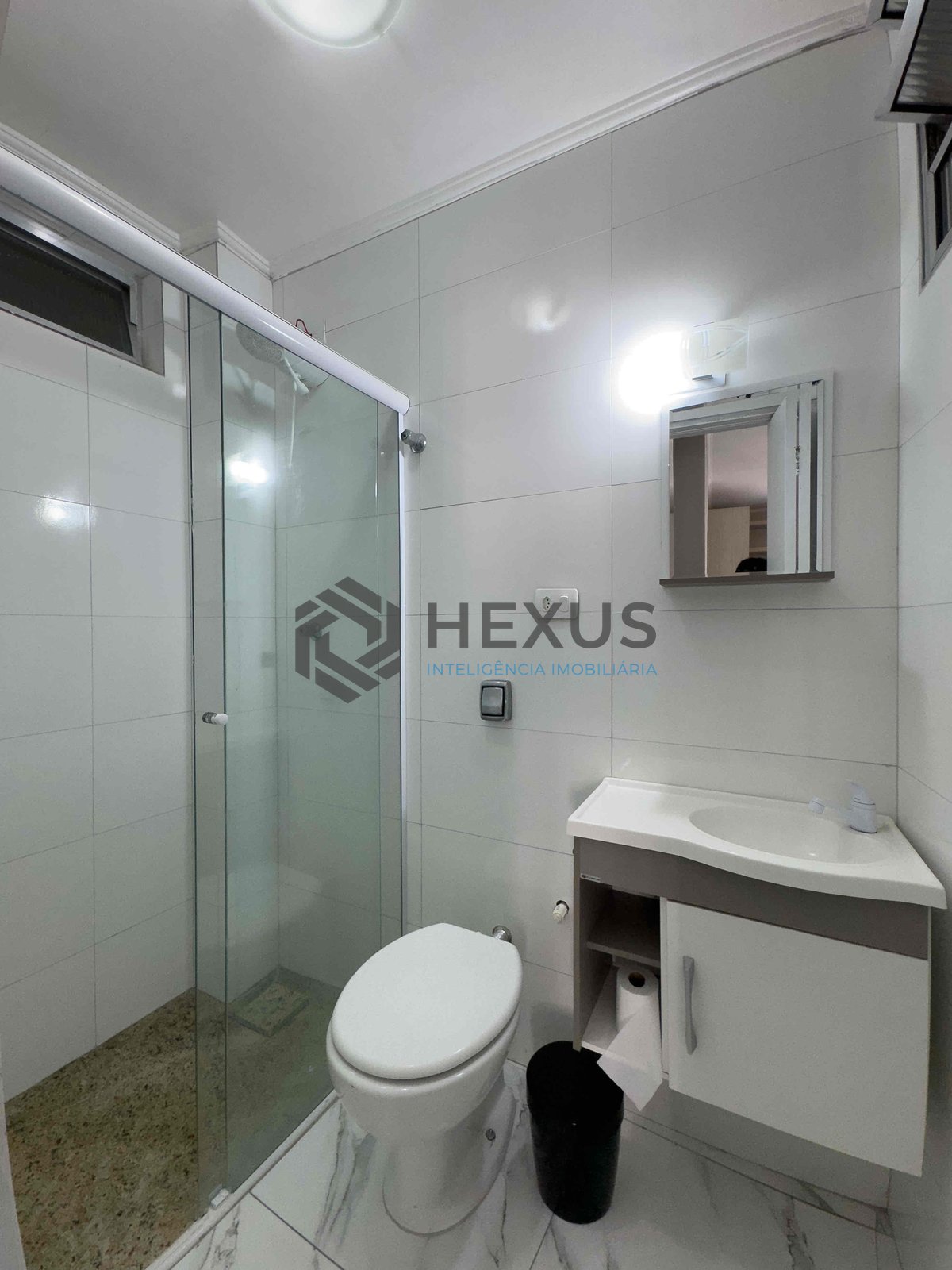 Foto 9 de Apartamento reformado com varanda e vista mar na quadra mar da Praia das Pitangueiras, Guaruja