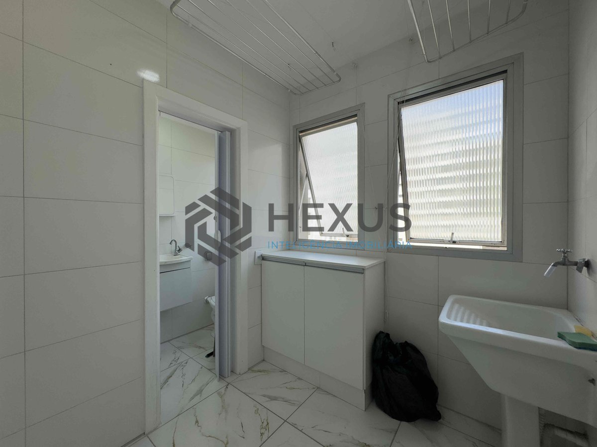 Foto 18 de Apartamento reformado com varanda e lazer na quadra mar da Praia das Pitangueiras, Guaruja