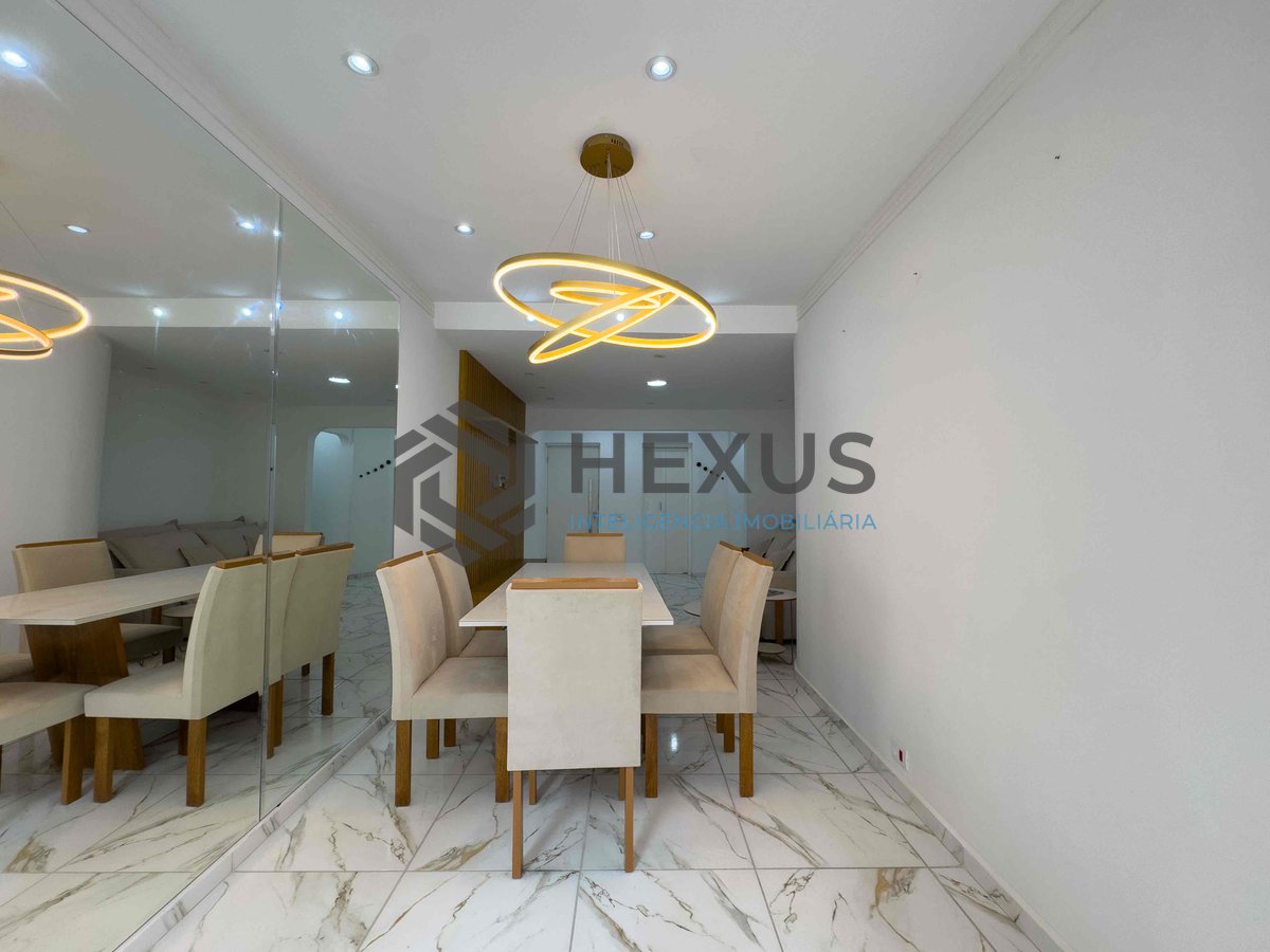 Foto 3 de Apartamento reformado com varanda e lazer na quadra mar da Praia das Pitangueiras, Guaruja