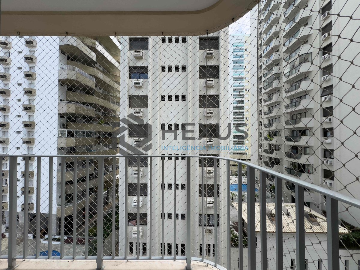 Foto 5 de Apartamento reformado com varanda e lazer na quadra mar da Praia das Pitangueiras, Guaruja