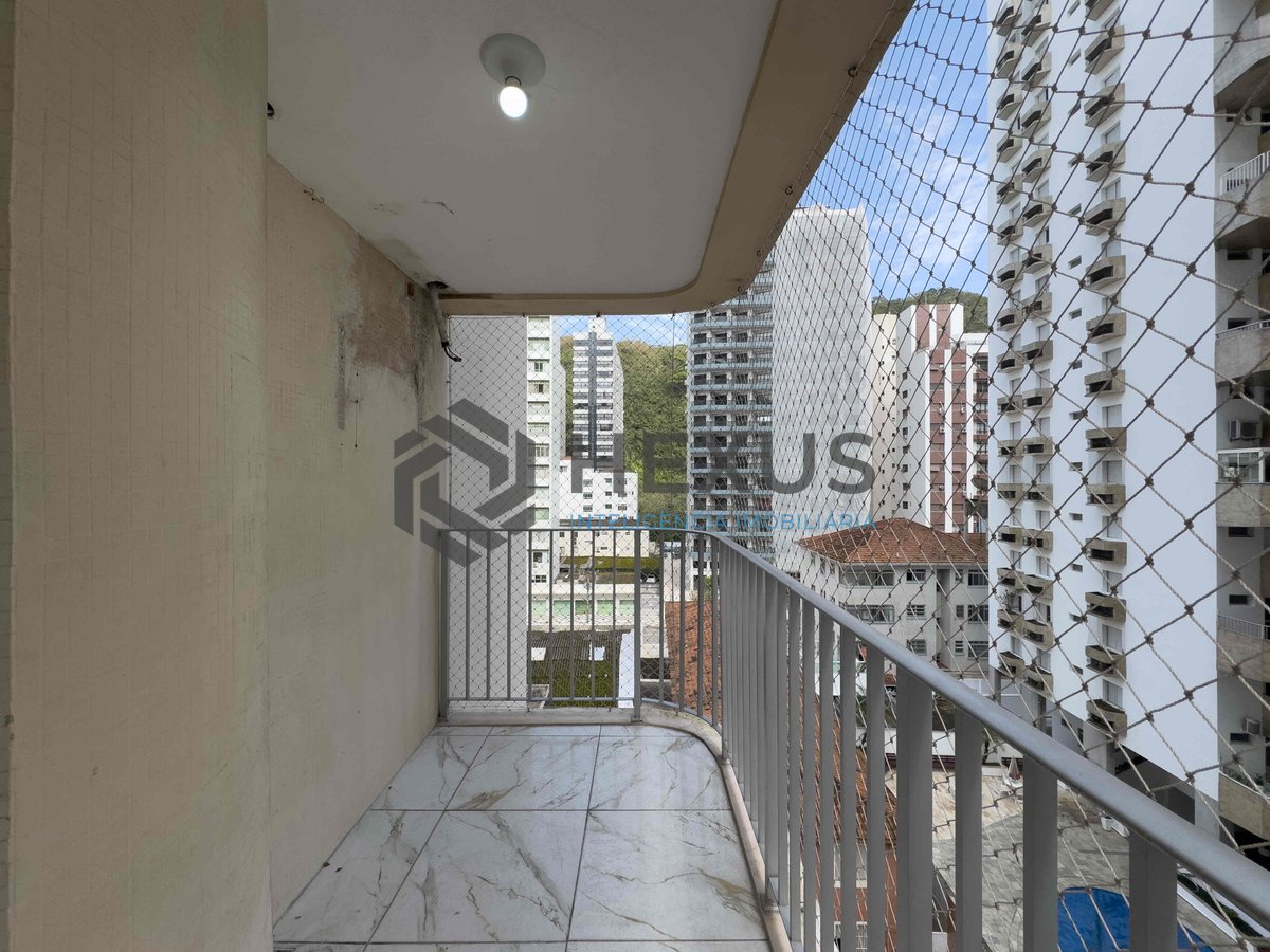 Foto 6 de Apartamento reformado com varanda e lazer na quadra mar da Praia das Pitangueiras, Guaruja