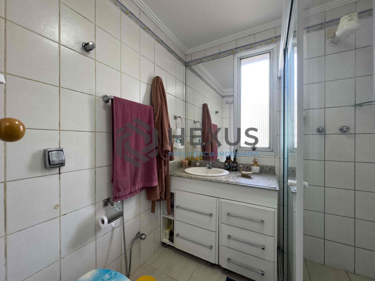 Foto 18 de Apartamento com varanda e lazer na quadra mar da Praia das Pitangueiras, Guaruja