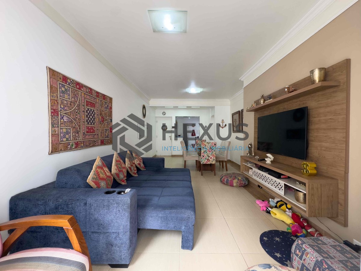 Foto 3 de Apartamento com varanda e lazer na quadra mar da Praia das Pitangueiras, Guaruja