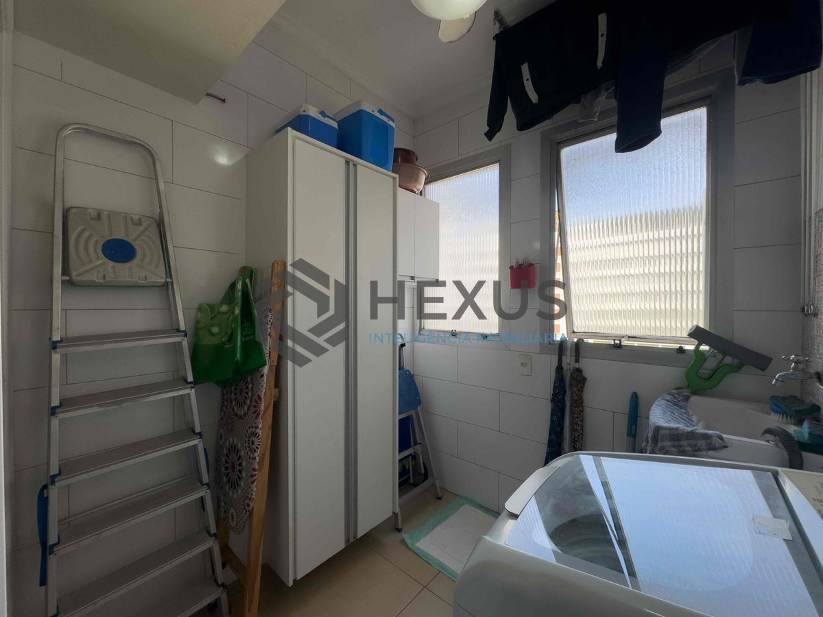 Foto 22 de Apartamento com varanda e lazer na quadra mar da Praia das Pitangueiras, Guaruja