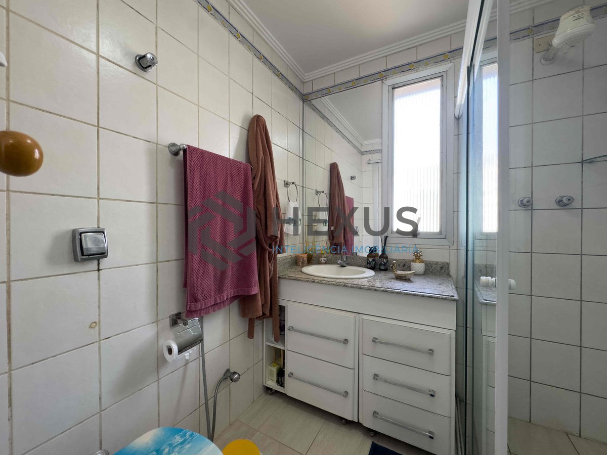 Foto 9 de Apartamento com varanda e lazer na quadra mar da Praia das Pitangueiras, Guaruja