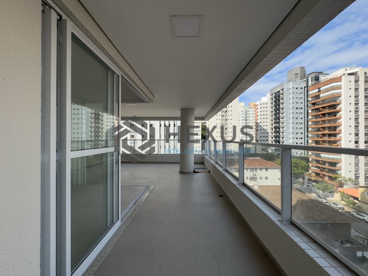 Foto 4 de Apartamento com varanda gourmet e lazer em prédio novo na Praia das Pitangueiras, Guaruja