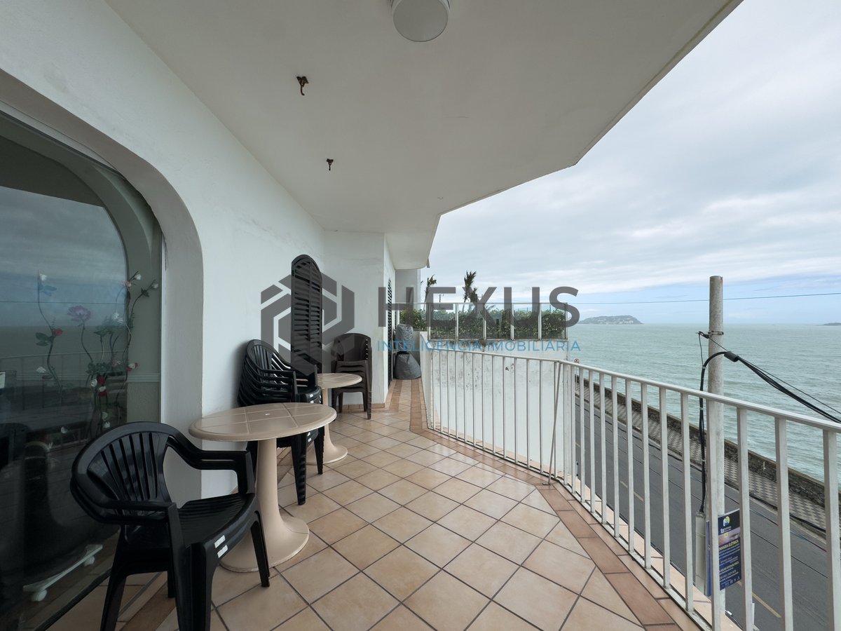 Foto 12 de Apartamento frente mar com varanda e vista mar na Praia das Pitangueiras, Guaruja