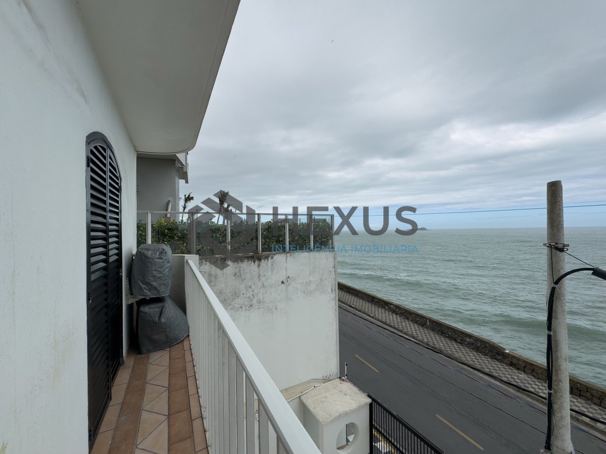 Foto 13 de Apartamento frente mar com varanda e vista mar na Praia das Pitangueiras, Guaruja