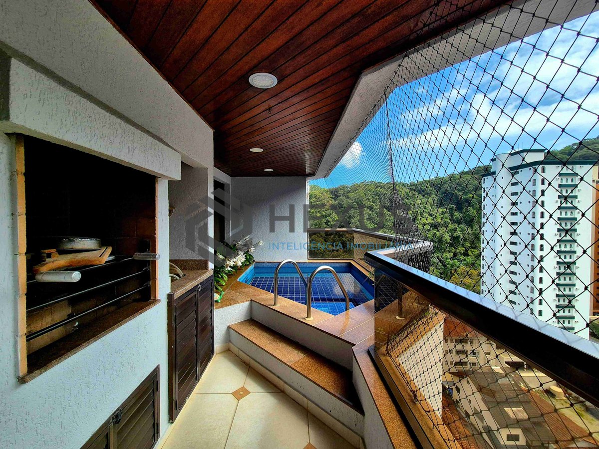 Foto 2 de Apartamento reformado com piscina e churrasqueira na varanda na Praia das Pitangueiras, Guaruja