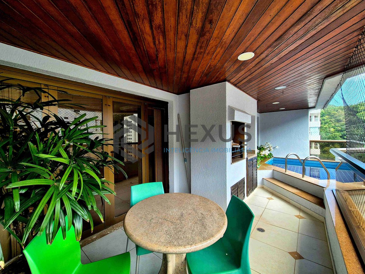 Foto 14 de Apartamento reformado com piscina e churrasqueira na varanda na Praia das Pitangueiras, Guaruja