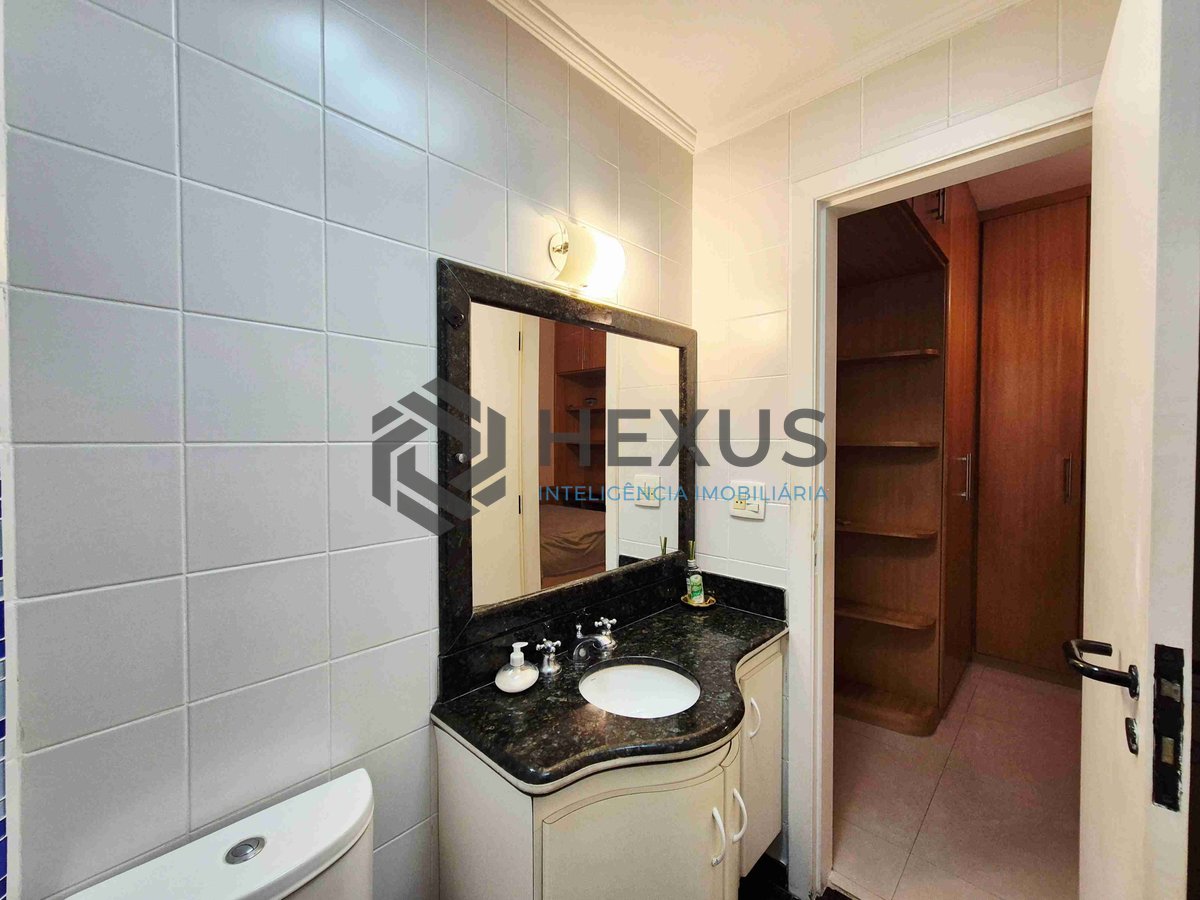 Foto 23 de Apartamento reformado com piscina e churrasqueira na varanda na Praia das Pitangueiras, Guaruja