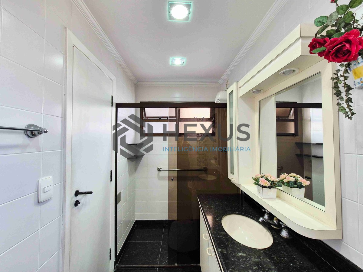 Foto 35 de Apartamento reformado com piscina e churrasqueira na varanda na Praia das Pitangueiras, Guaruja