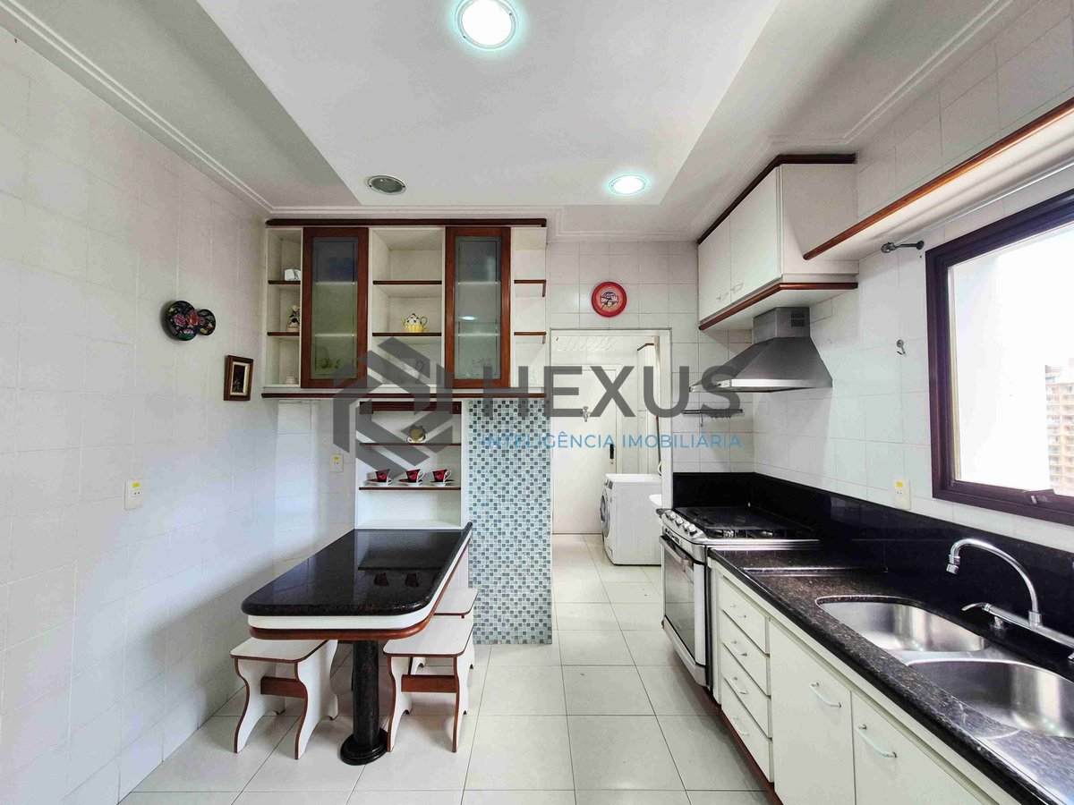 Foto 37 de Apartamento reformado com piscina e churrasqueira na varanda na Praia das Pitangueiras, Guaruja