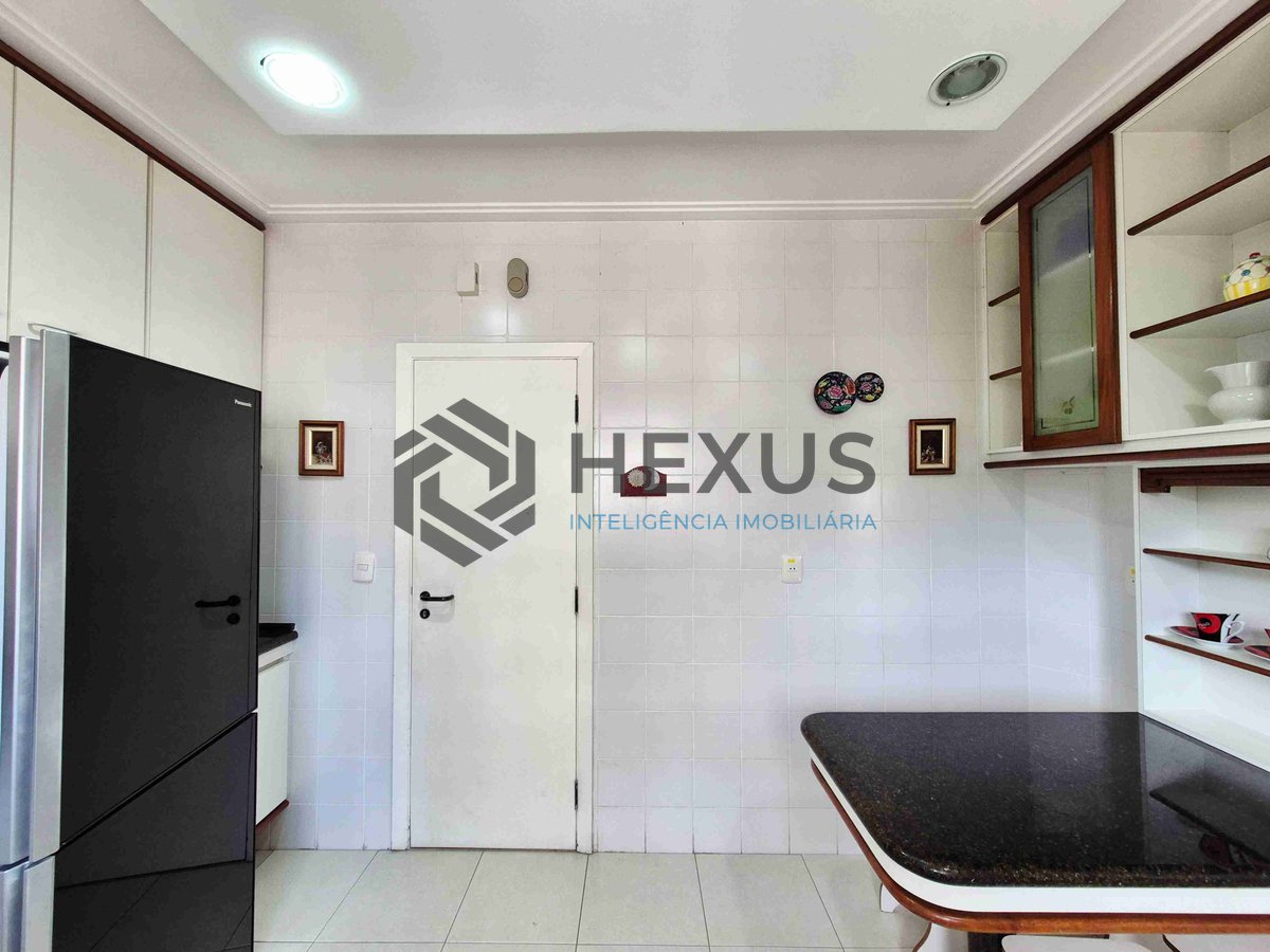 Foto 38 de Apartamento reformado com piscina e churrasqueira na varanda na Praia das Pitangueiras, Guaruja