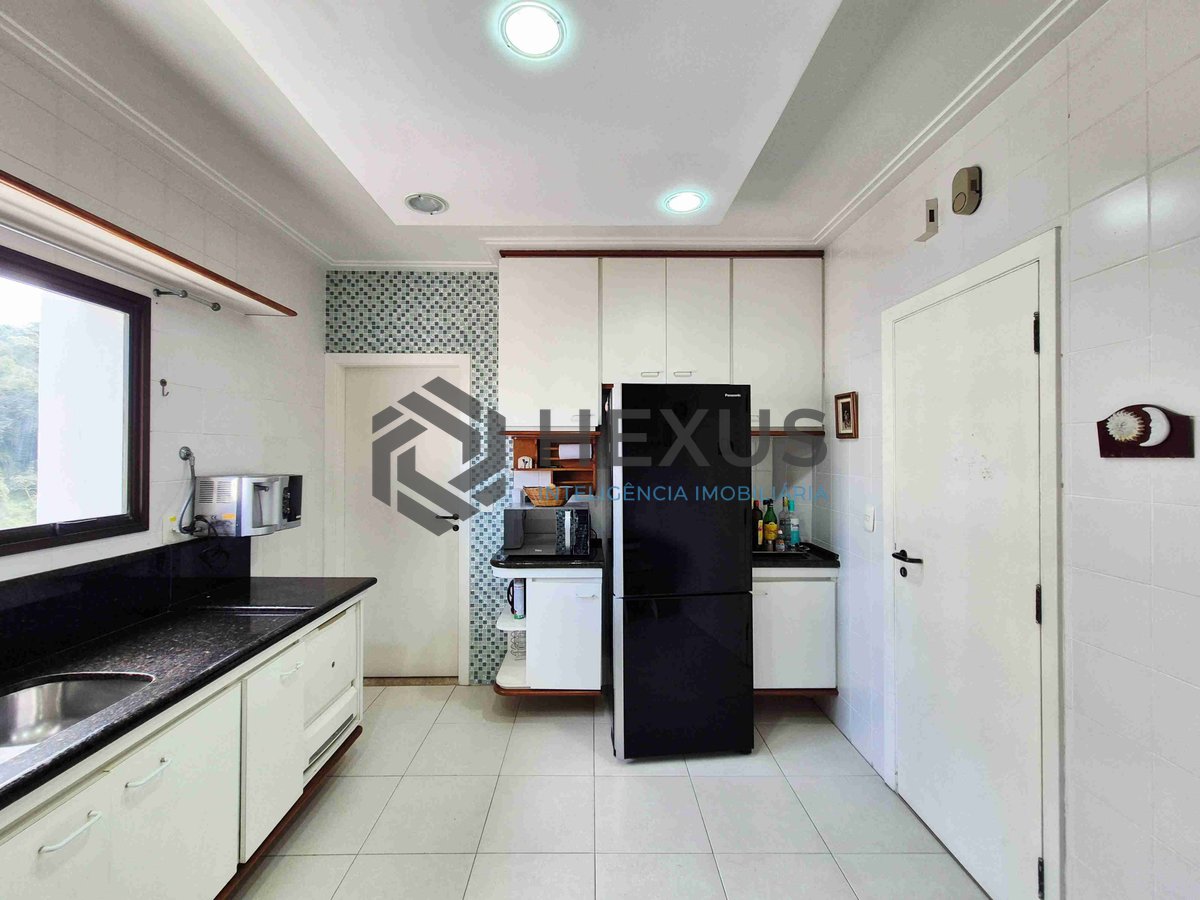 Foto 39 de Apartamento reformado com piscina e churrasqueira na varanda na Praia das Pitangueiras, Guaruja