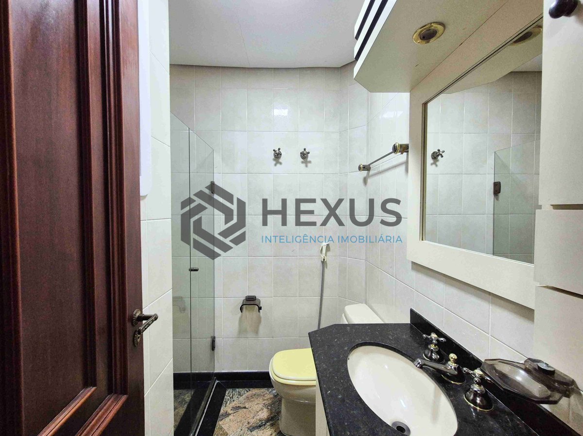 Foto 17 de Apartamento reformado com piscina e churrasqueira na varanda na Praia das Pitangueiras, Guaruja