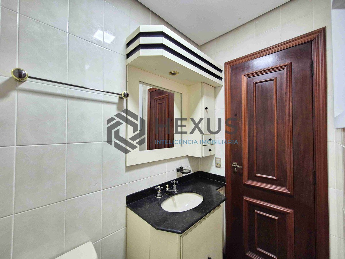 Foto 18 de Apartamento reformado com piscina e churrasqueira na varanda na Praia das Pitangueiras, Guaruja