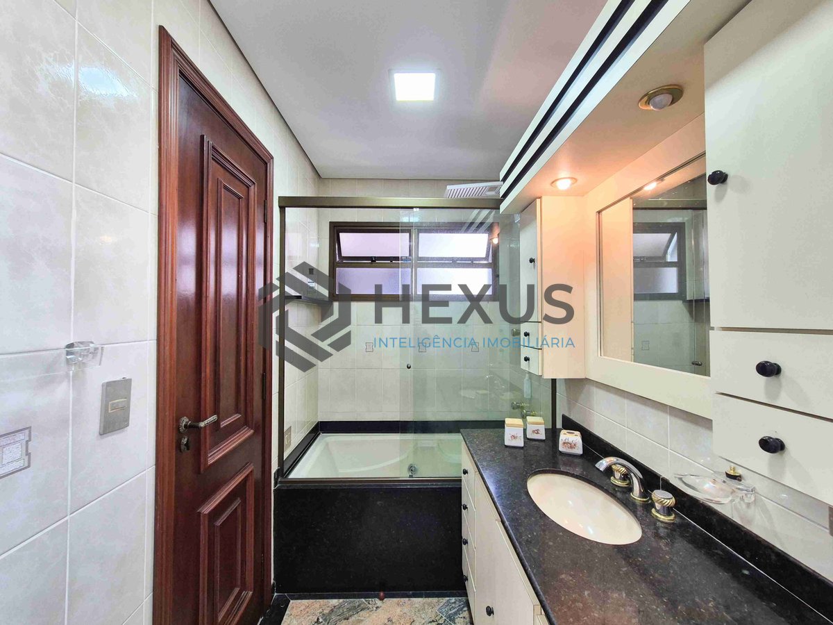 Foto 29 de Apartamento reformado com piscina e churrasqueira na varanda na Praia das Pitangueiras, Guaruja