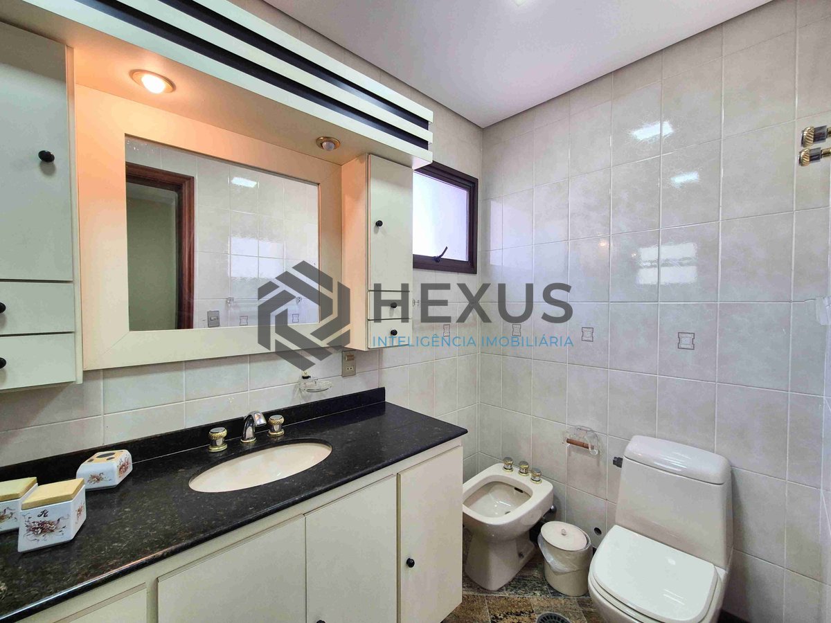 Foto 30 de Apartamento reformado com piscina e churrasqueira na varanda na Praia das Pitangueiras, Guaruja