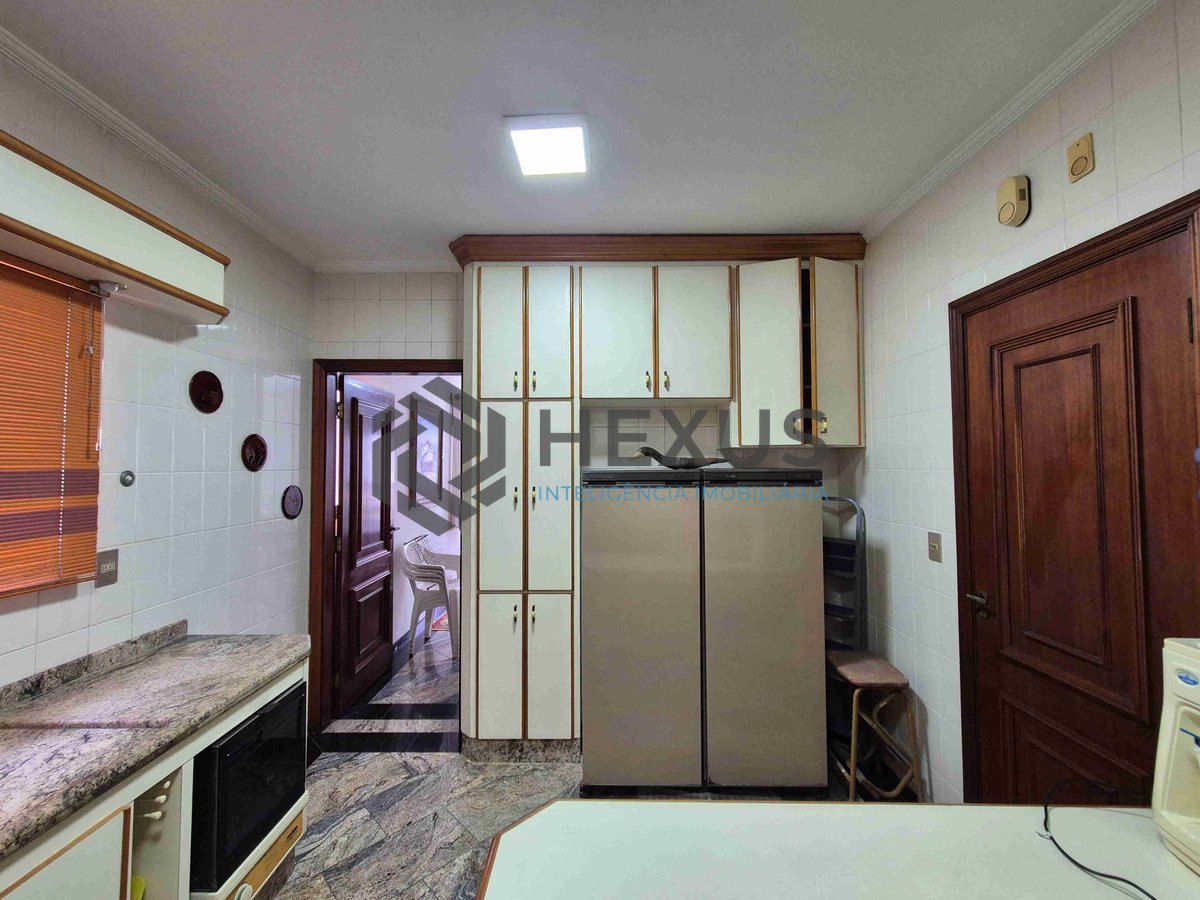 Foto 36 de Apartamento reformado com piscina e churrasqueira na varanda na Praia das Pitangueiras, Guaruja