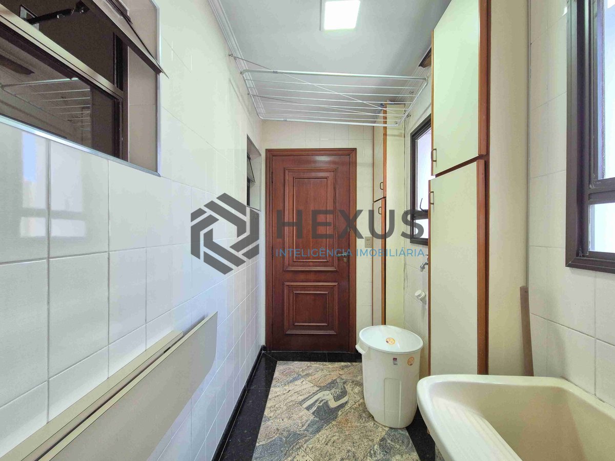 Foto 38 de Apartamento reformado com piscina e churrasqueira na varanda na Praia das Pitangueiras, Guaruja