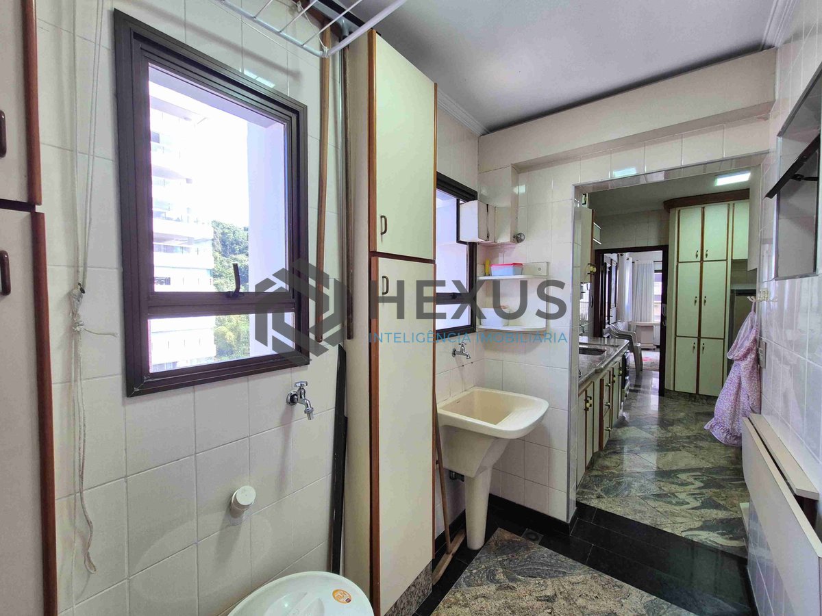 Foto 39 de Apartamento reformado com piscina e churrasqueira na varanda na Praia das Pitangueiras, Guaruja