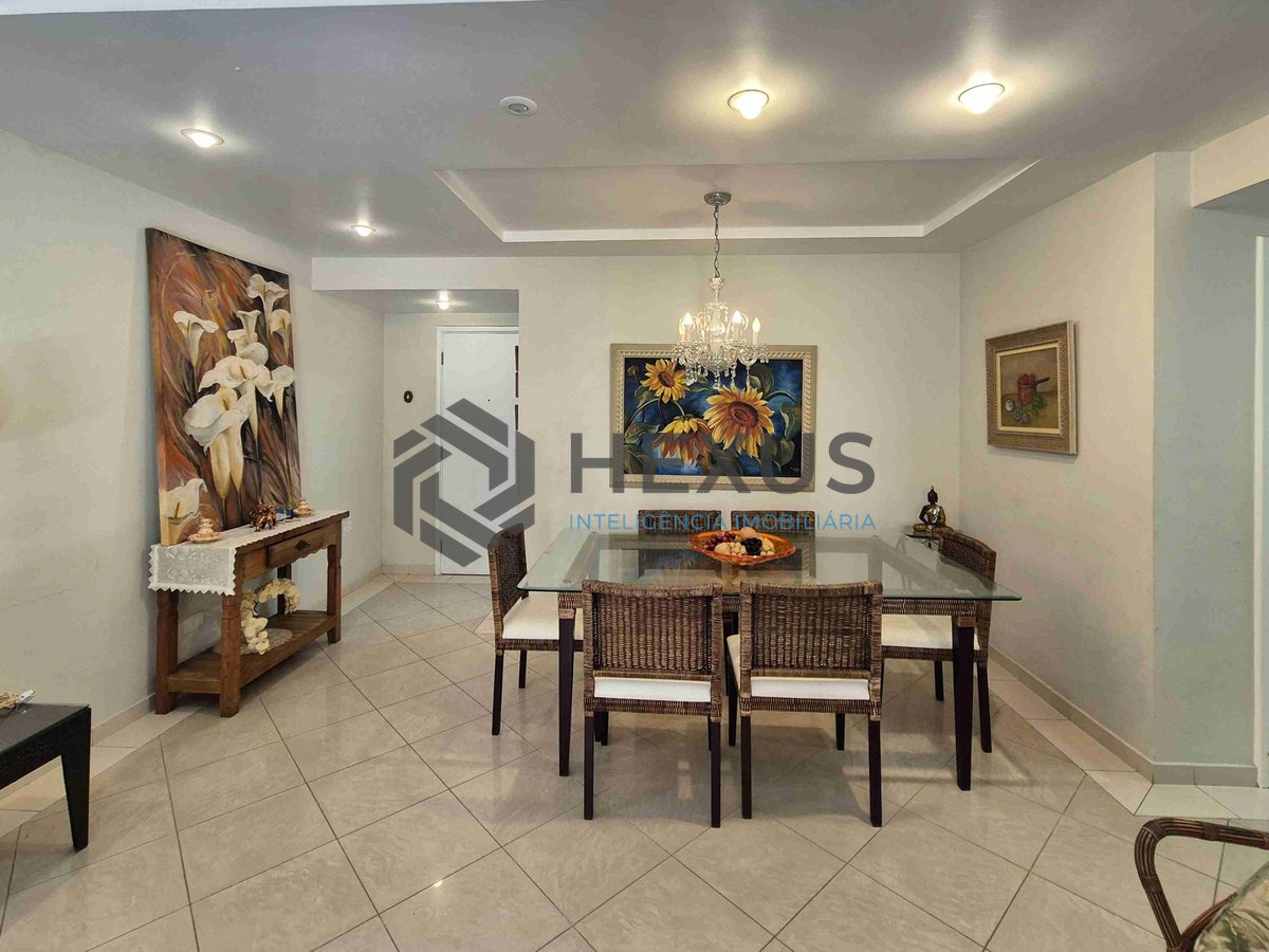 Foto 2 de Apartamento com varanda e lazer na Praia das Pitangueiras, Guaruja