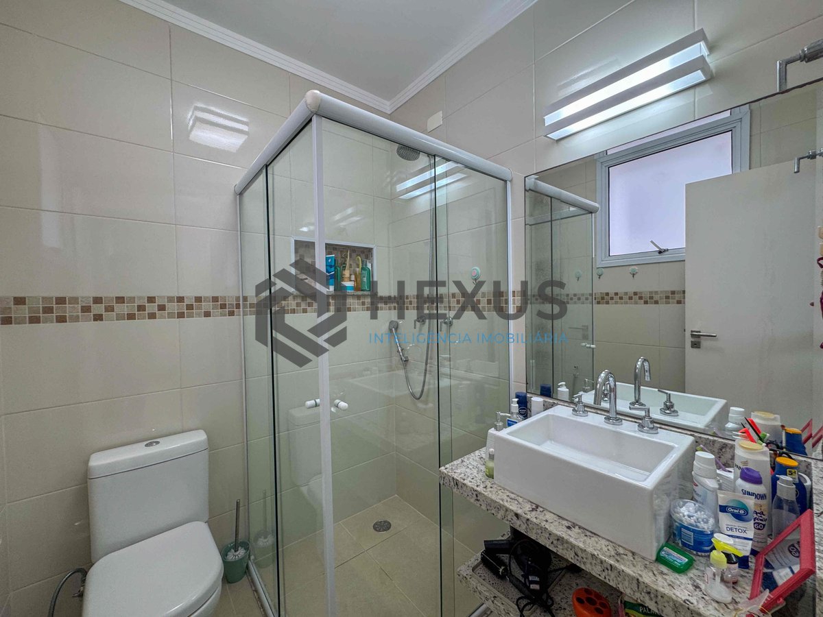 Foto 13 de Apartamento frente mar reformado com varanda vista mar na Praia das Pitangueiras, Guaruja