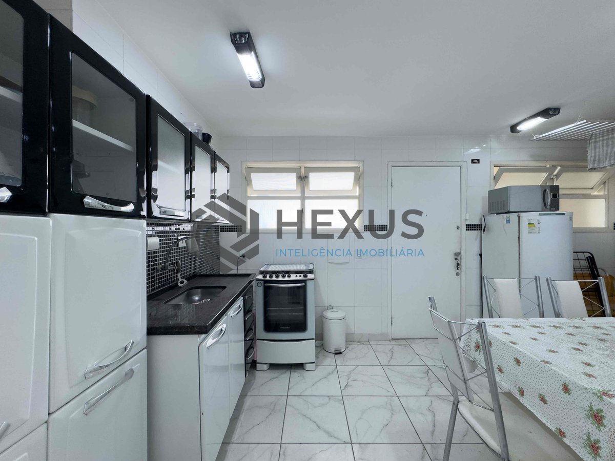 Foto 15 de Apartamento com varanda e vista mar na quadra mar da Praia das Pitangueiras, Guaruja