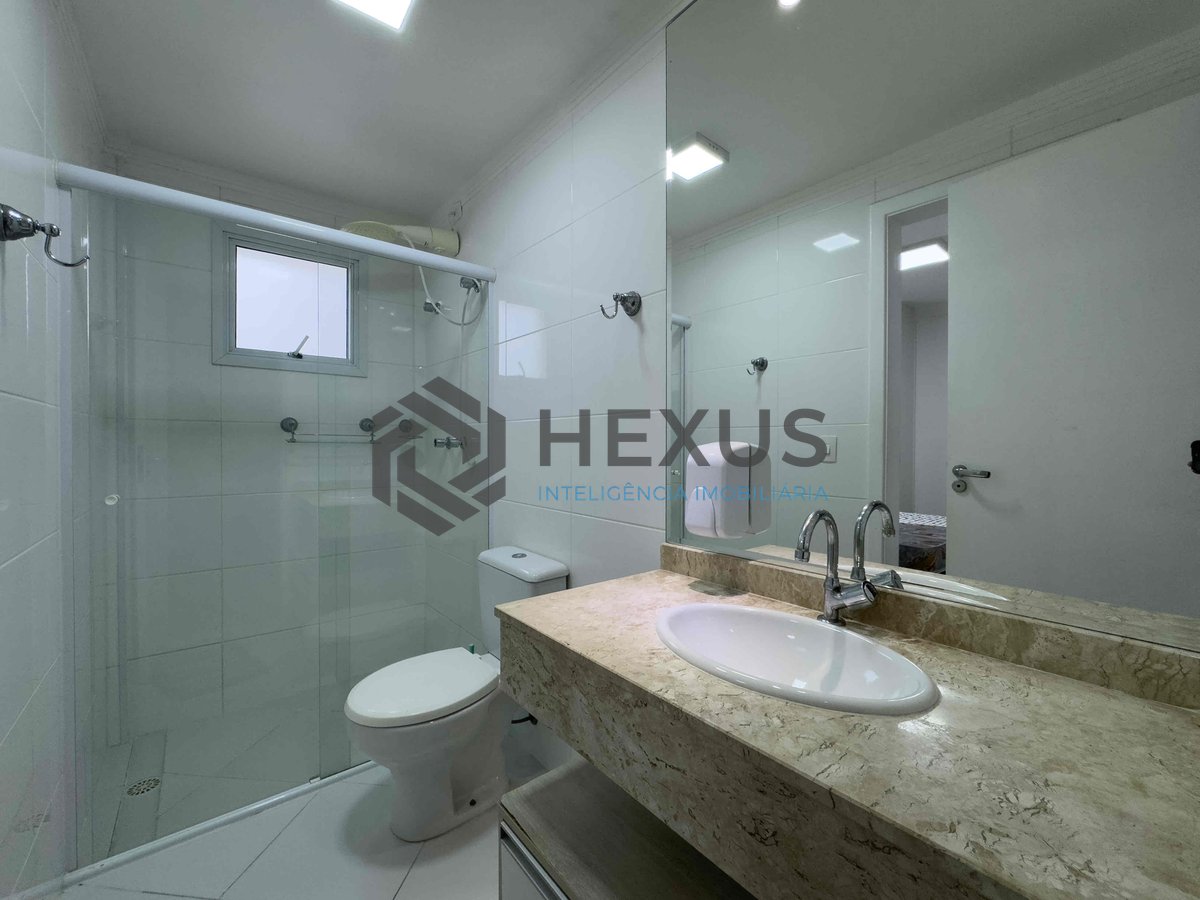 Foto 10 de Apartamento reformado com varanda gourmet e lazer na quadra mar da Praia das Pitangueiras, Guaruja