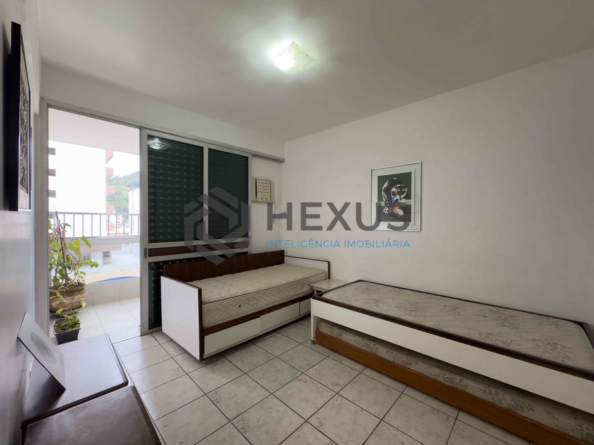Foto 13 de Apartamento com varanda na a uma quadra da Praia das Pitangueiras, Guaruja