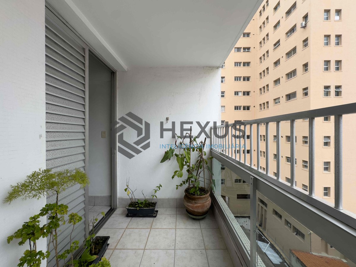 Foto 16 de Apartamento com varanda na a uma quadra da Praia das Pitangueiras, Guaruja
