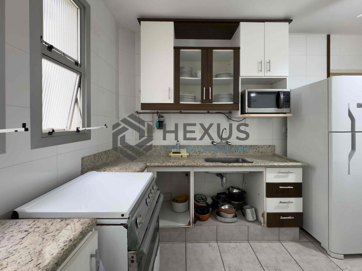 Foto 19 de Apartamento com varanda na a uma quadra da Praia das Pitangueiras, Guaruja