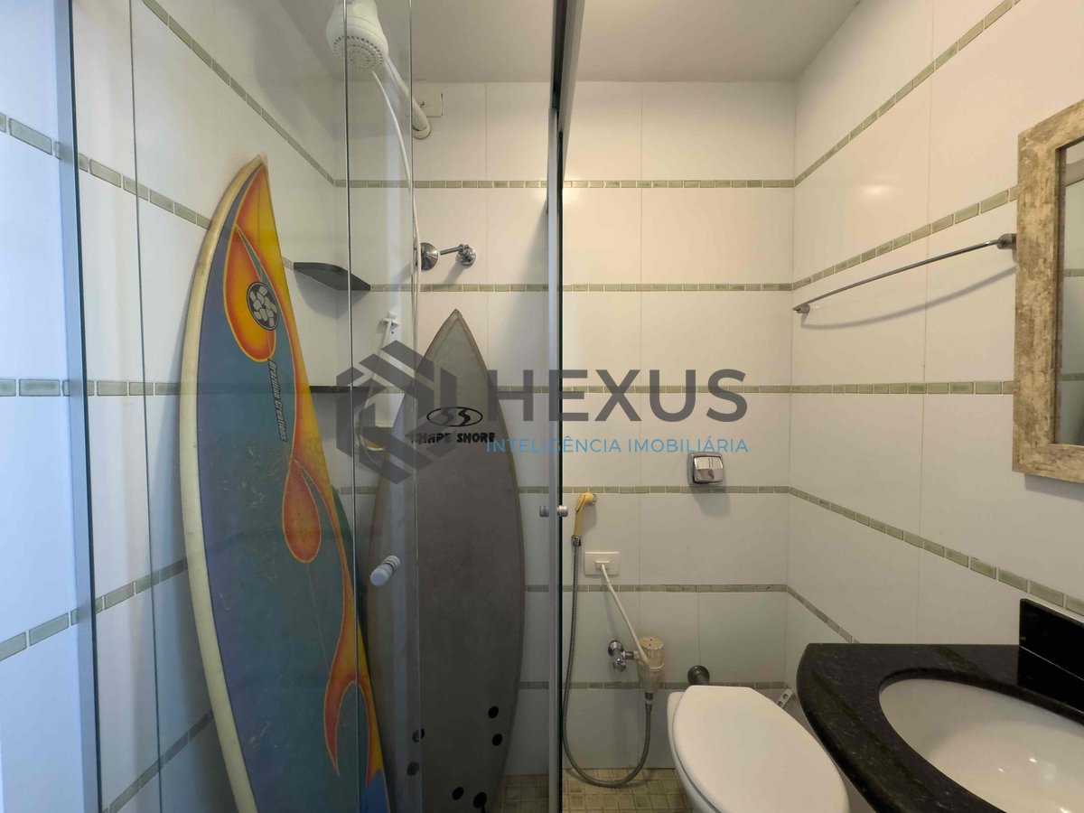 Foto 23 de Apartamento com varanda na a uma quadra da Praia das Pitangueiras, Guaruja
